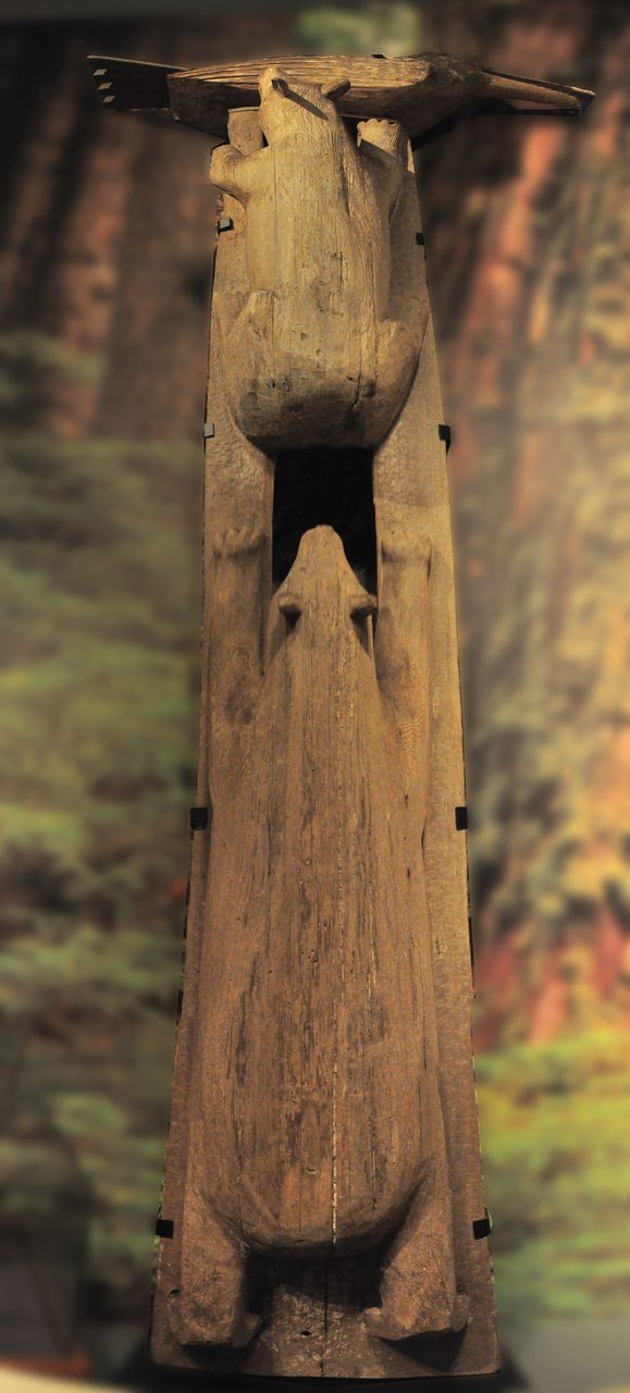 Kingfisher and Two Bears Story Pole（来自 Snohomish 部落 William Shelton 后人雕刻传统）