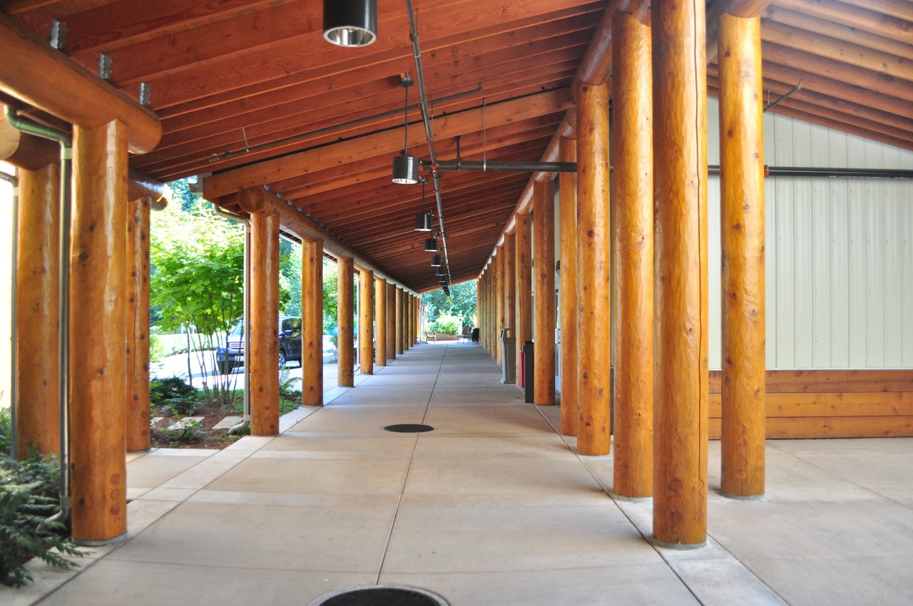 Hibulb 入口 walkway 与原生植被