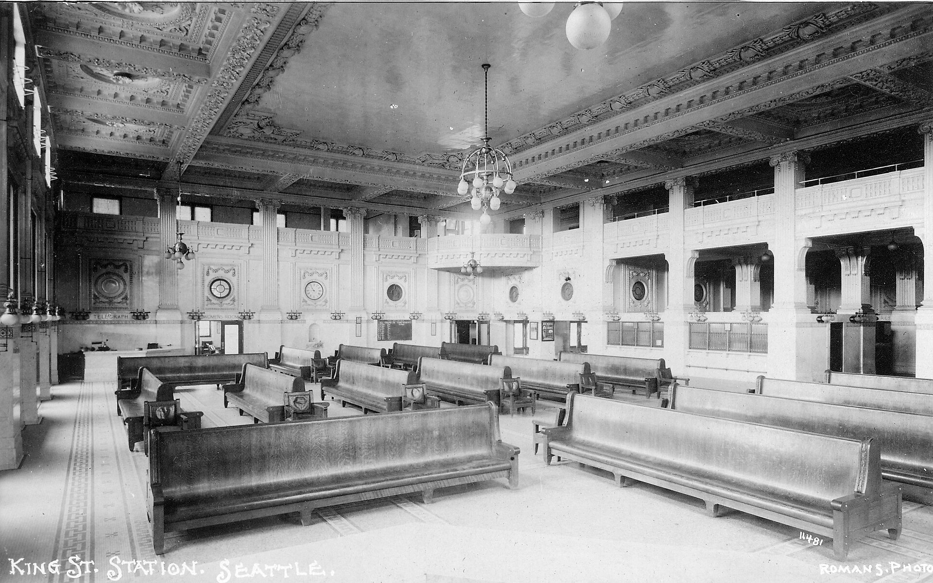 King Street Station 内部 1907 年原始状态：45 英尺高灰泥模印天花、青铜玻璃球吊灯、白色大理石护墙