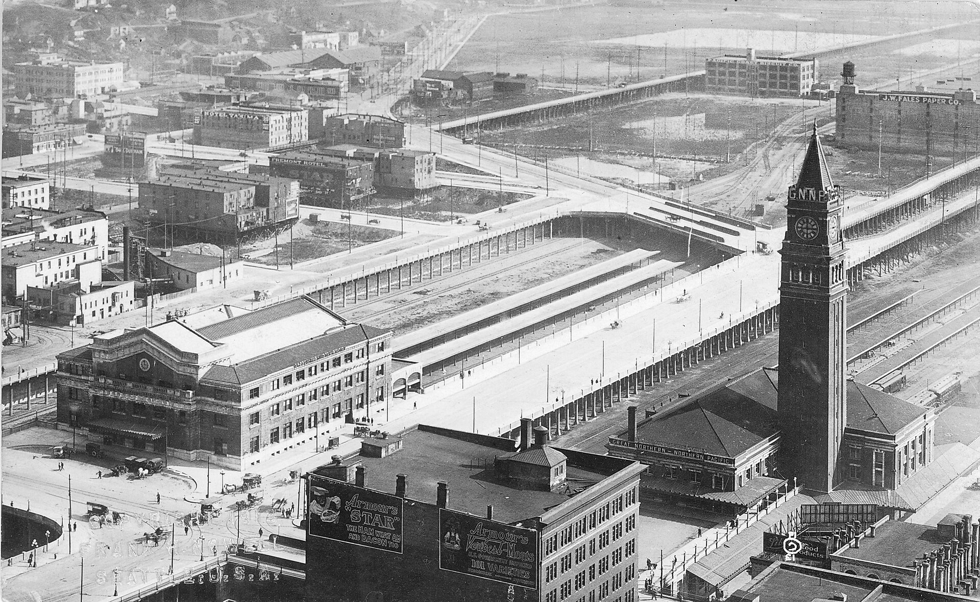 从 Smith Tower 顶端俯瞰 King Street Station 钟塔与 Union Station，1913 年