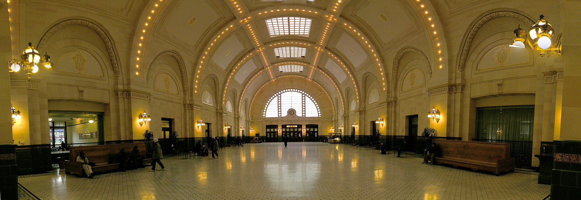 Union Station Great Hall 桶形拱顶天花，2009 年修复后状态