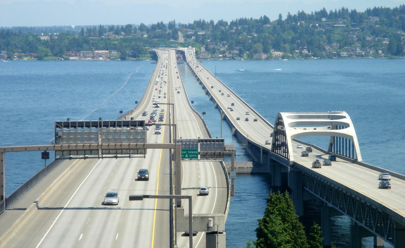 Lake Washington 上的 I-90 浮桥群（Murrow + Hadley 双桥俯瞰）
