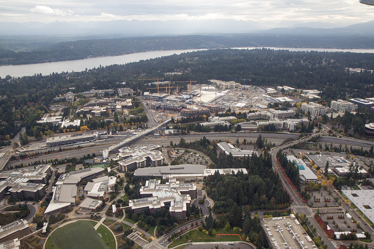Microsoft Redmond Campus 改造期航拍，园区跨 SR 520 两侧，左侧远端是 2 Line 轻轨 Redmond Technology Station