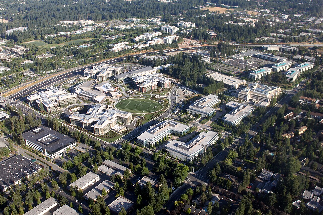 Microsoft West Campus 西园区航拍（约 2009 年）：北边界 NE 40th Street，西边界 148th Avenue，东边界 SR 520