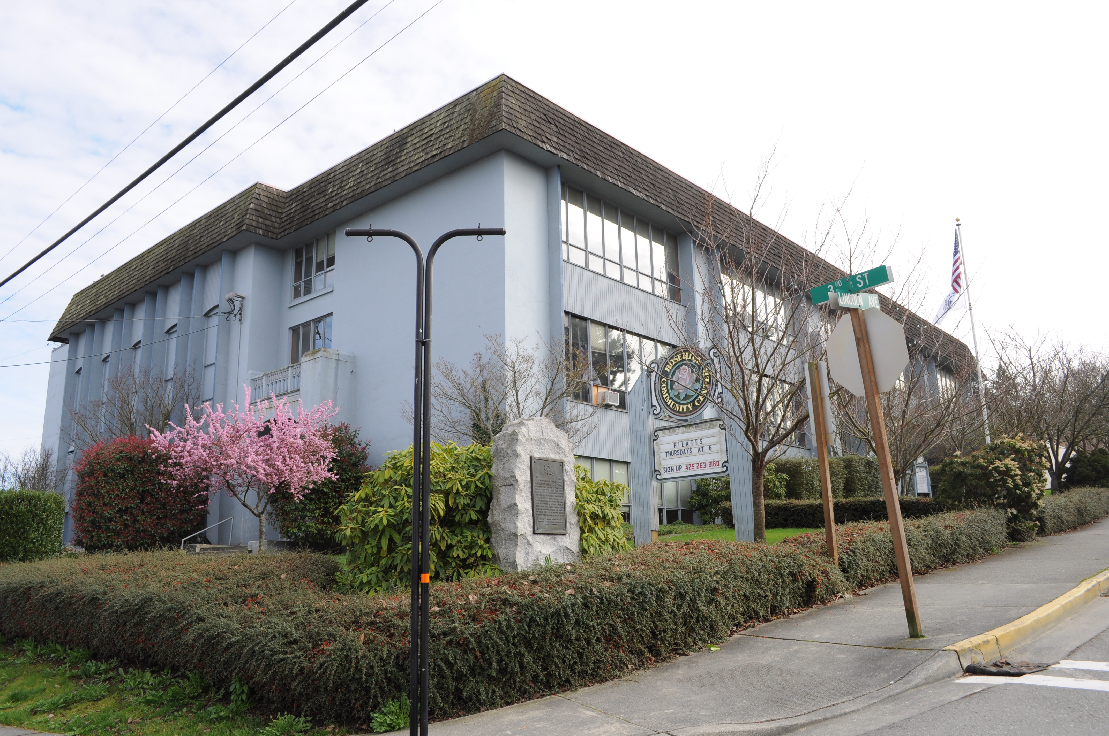 marker 与 1929 Rosehill School 同框（摄于 2010 年 2 月，校园拆除前数月）