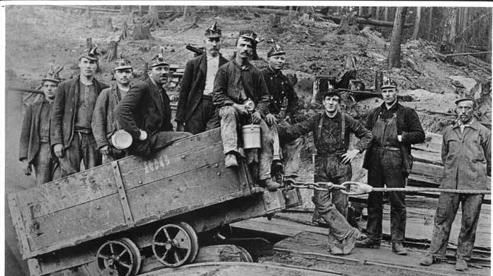 1910 年前后 Ford Slope 矿口的矿工与矿车合影