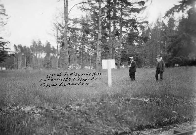 Ezra Meeker 站在 Fort Nisqually 原址，年代约 1900s