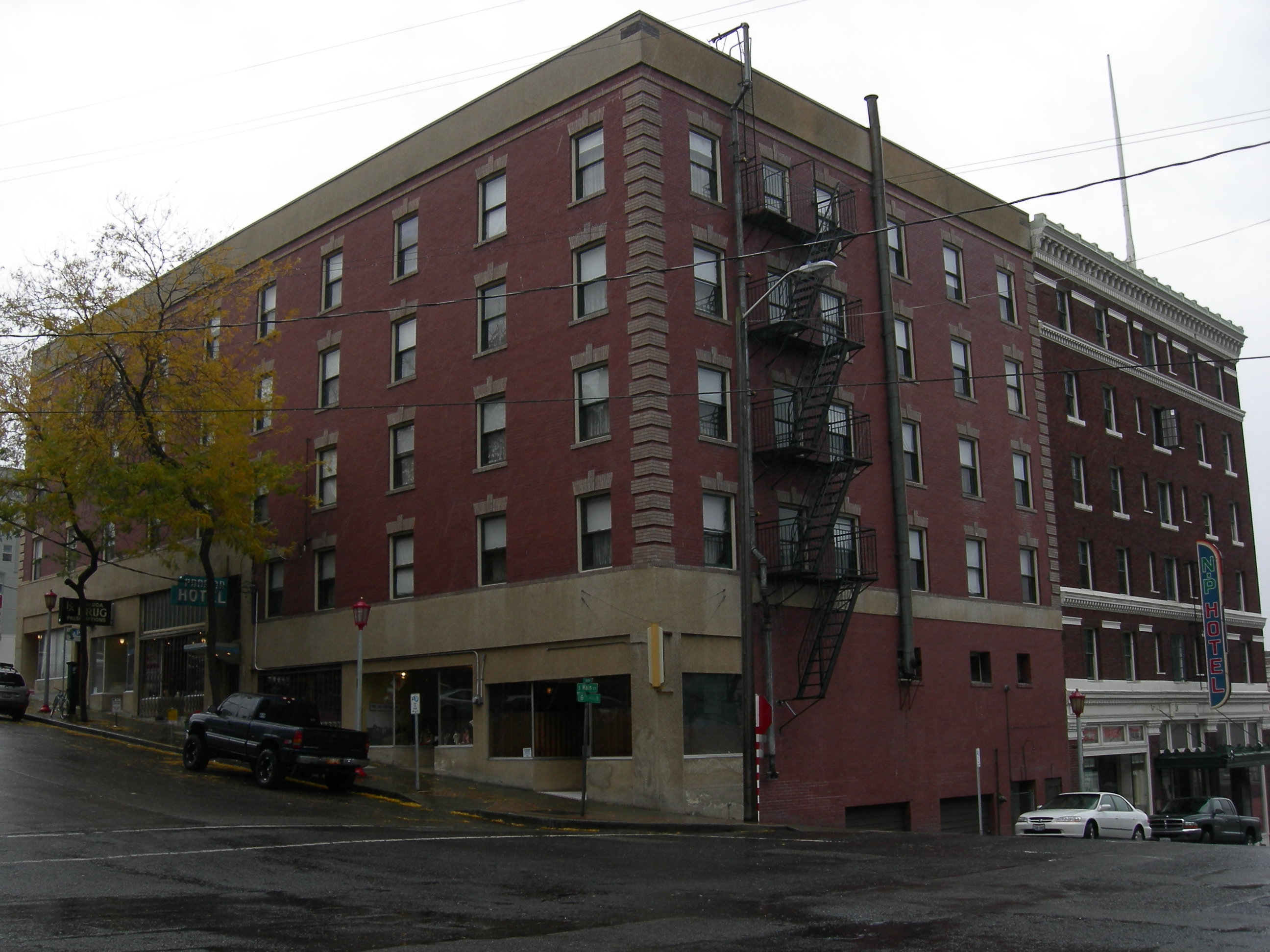 Panama Hotel 与隔壁 NP Hotel 在 6th Avenue S × S Main 街角的红砖立面