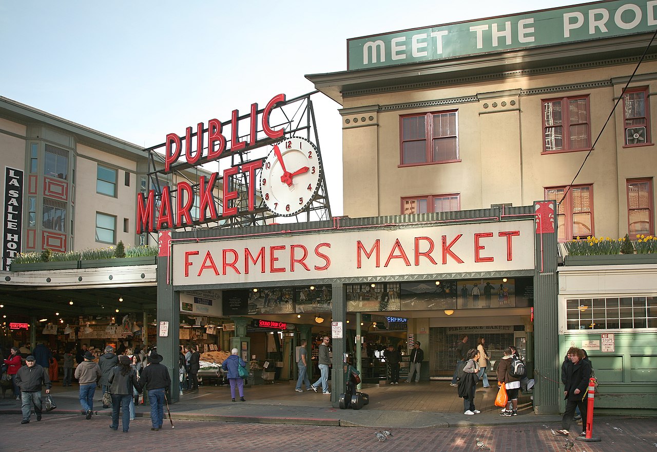 Public Market Center 招牌、时钟与 Main Arcade 入口