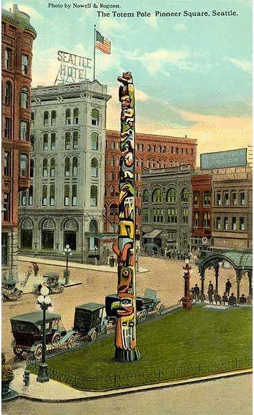 Pergola 与 Tlingit 图腾柱在 Pioneer Place Park 同框（约 1911-1912）