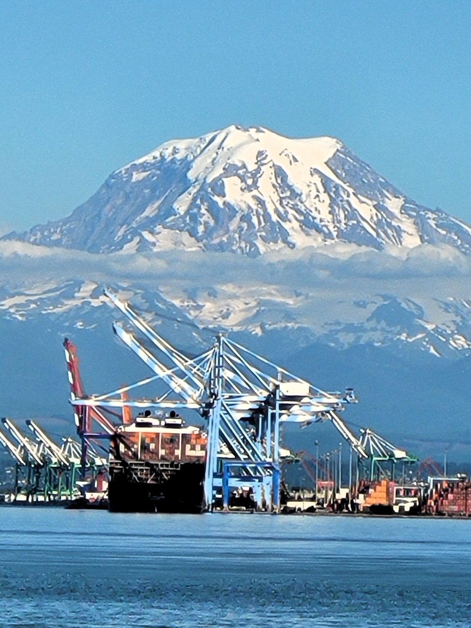 Mount Rainier 雪顶与 Port of Tacoma 集装箱龙门吊在同一帧画面里