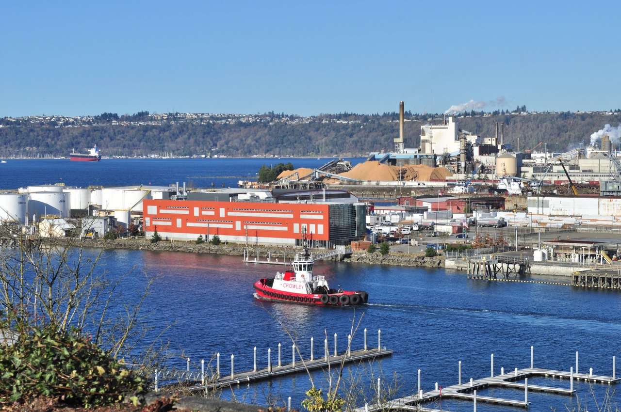 Foss Waterway 北端：Crowley 拖船 Chief 出 Foss 进 Commencement Bay