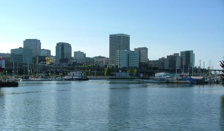 Thea Foss Waterway 西岸 Esplanade 与 Tacoma 市中心天际线