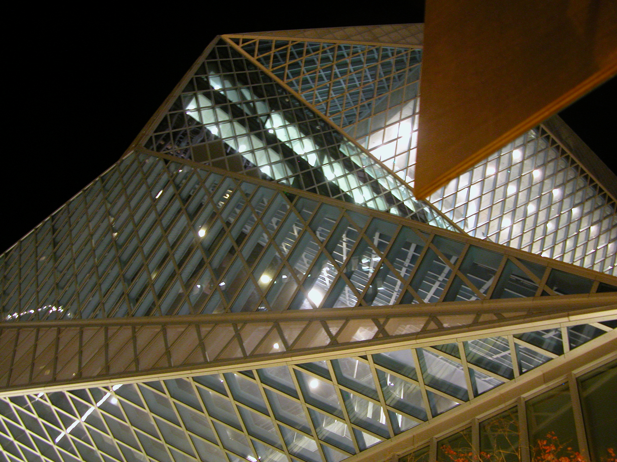 夜里仰拍 Seattle Central Library 菱形 grid 外壳