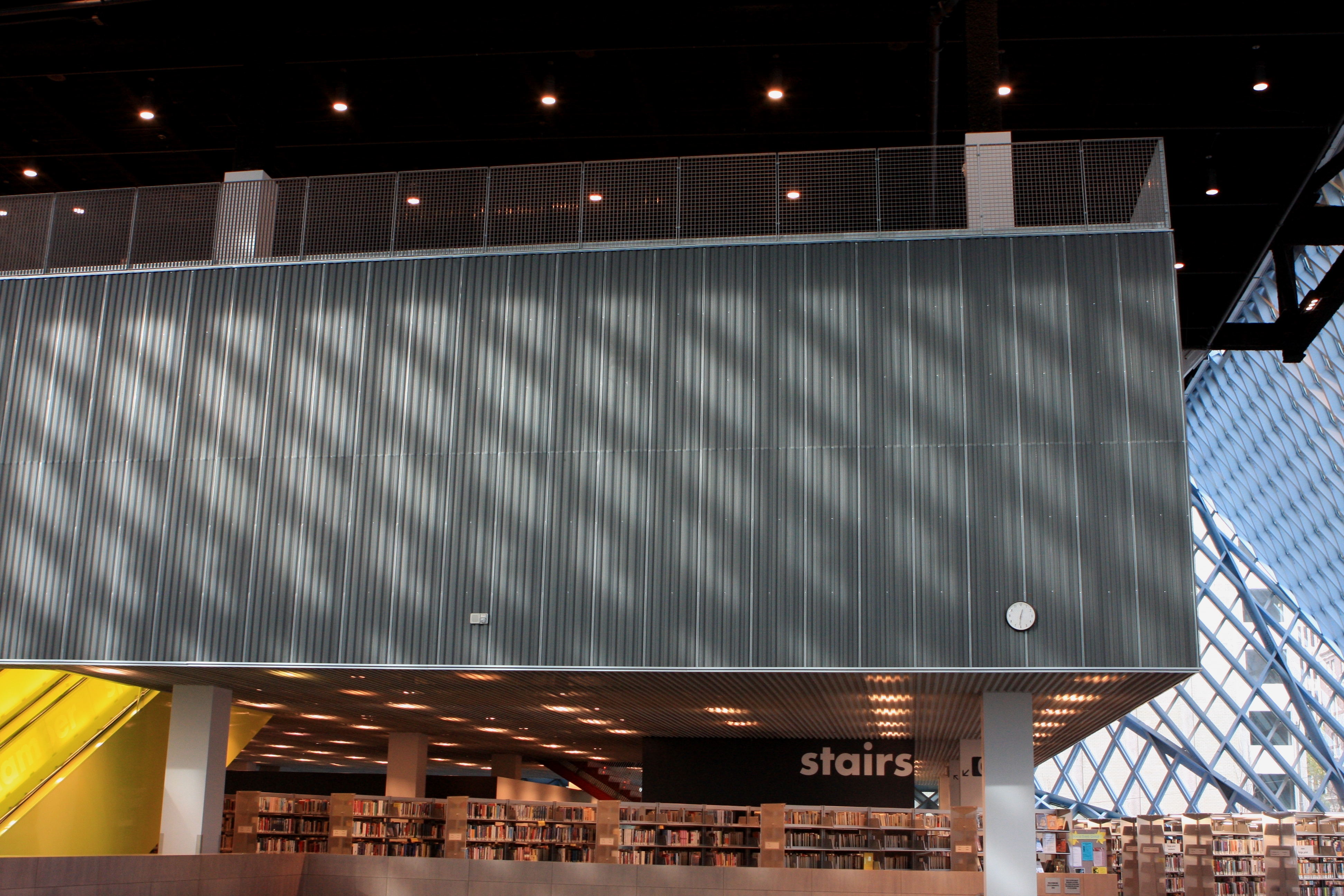 从 Books Spiral 内部仰望平台体量与远景 grid