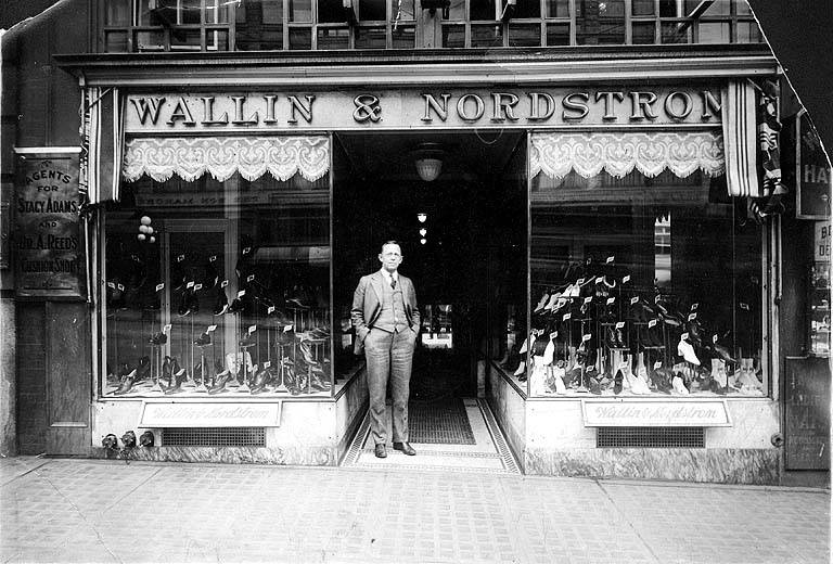 Wallin & Nordstrom 1901 年店面，John Nordstrom 站在门口