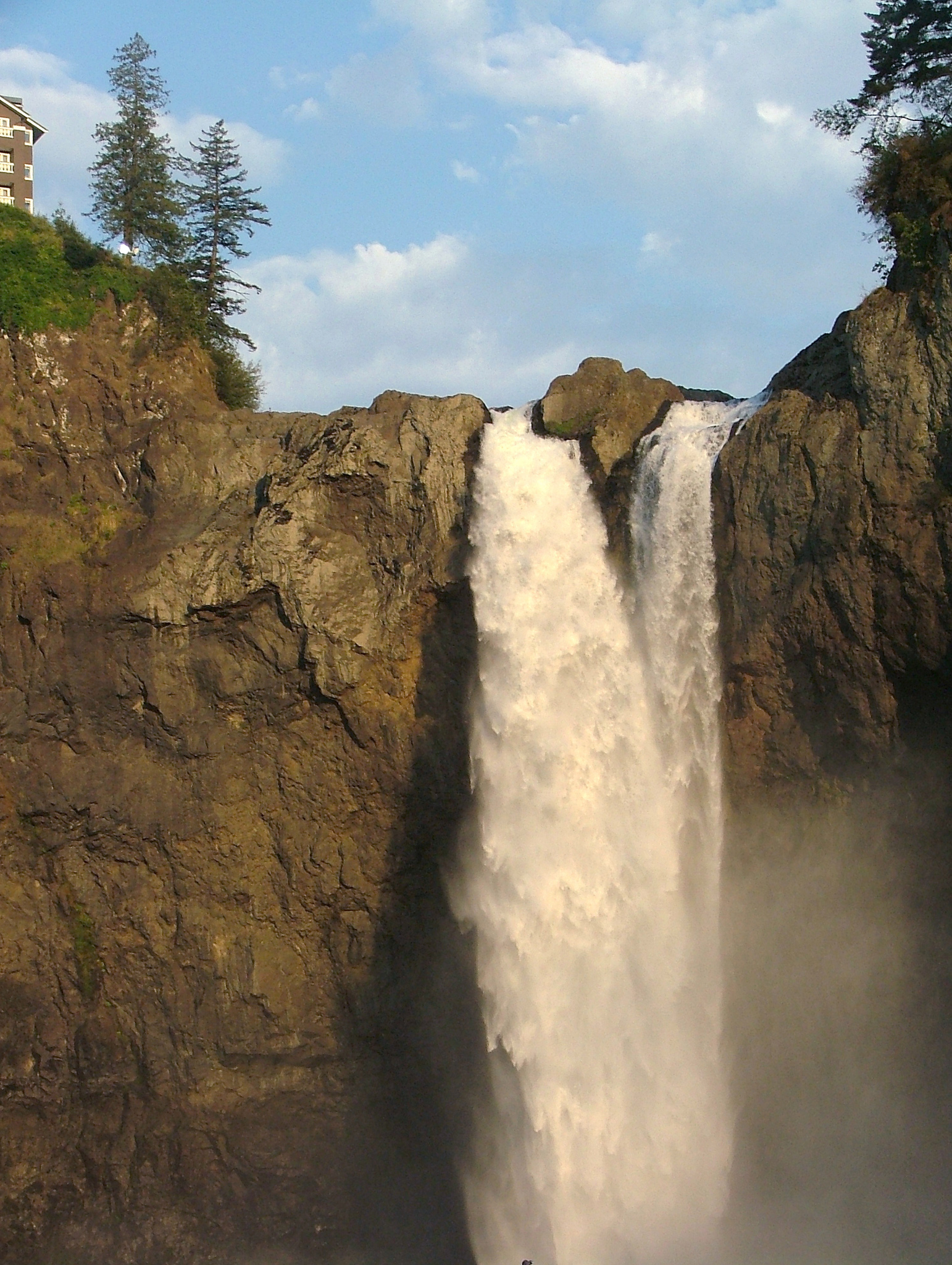 Snoqualmie Falls 上观景台俯拍：268 英尺单段下落，瀑布顶左岸可见进水口与小型 weir