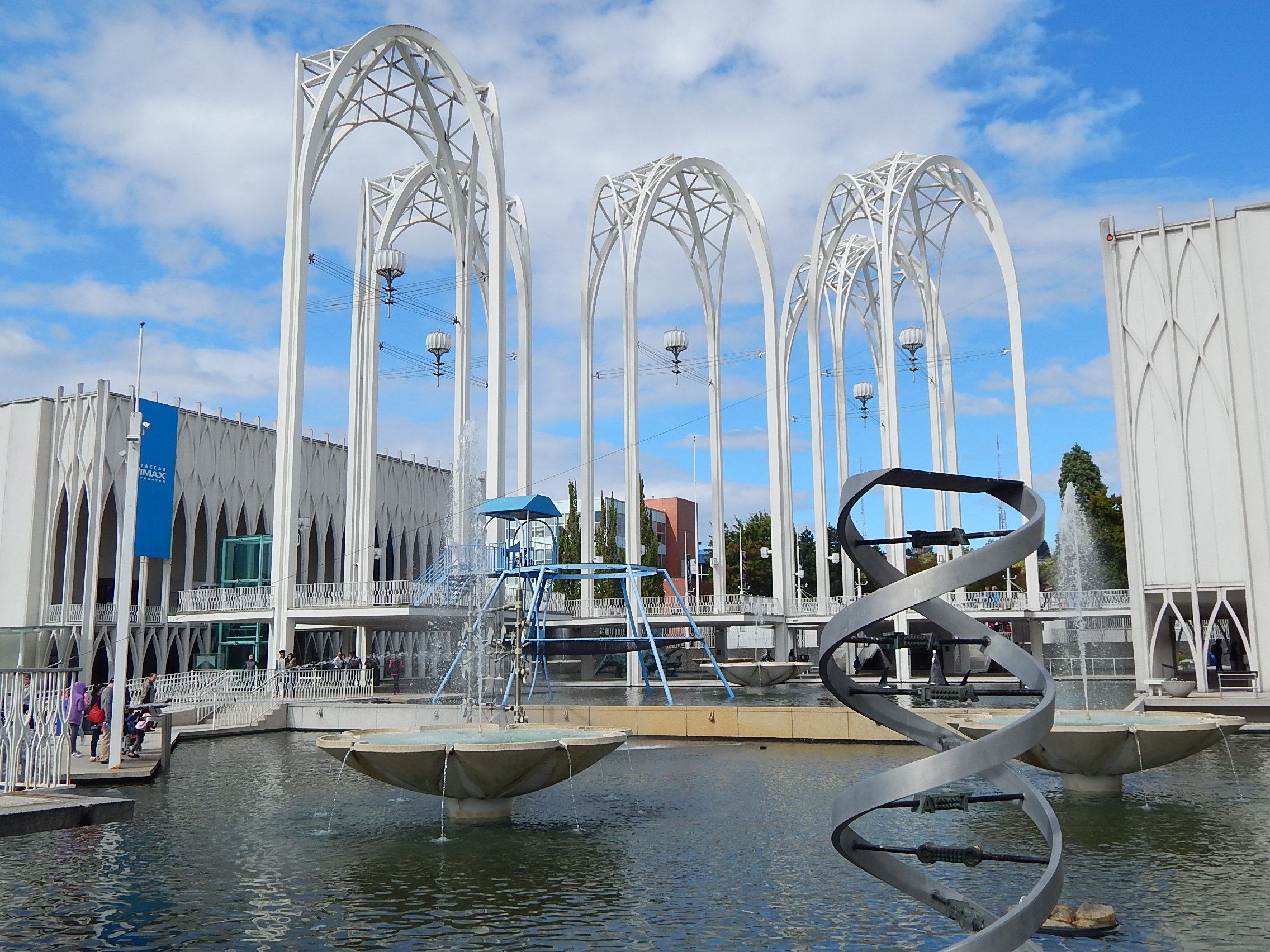 Pacific Science Center 五座白色尖拱塔与下方水池