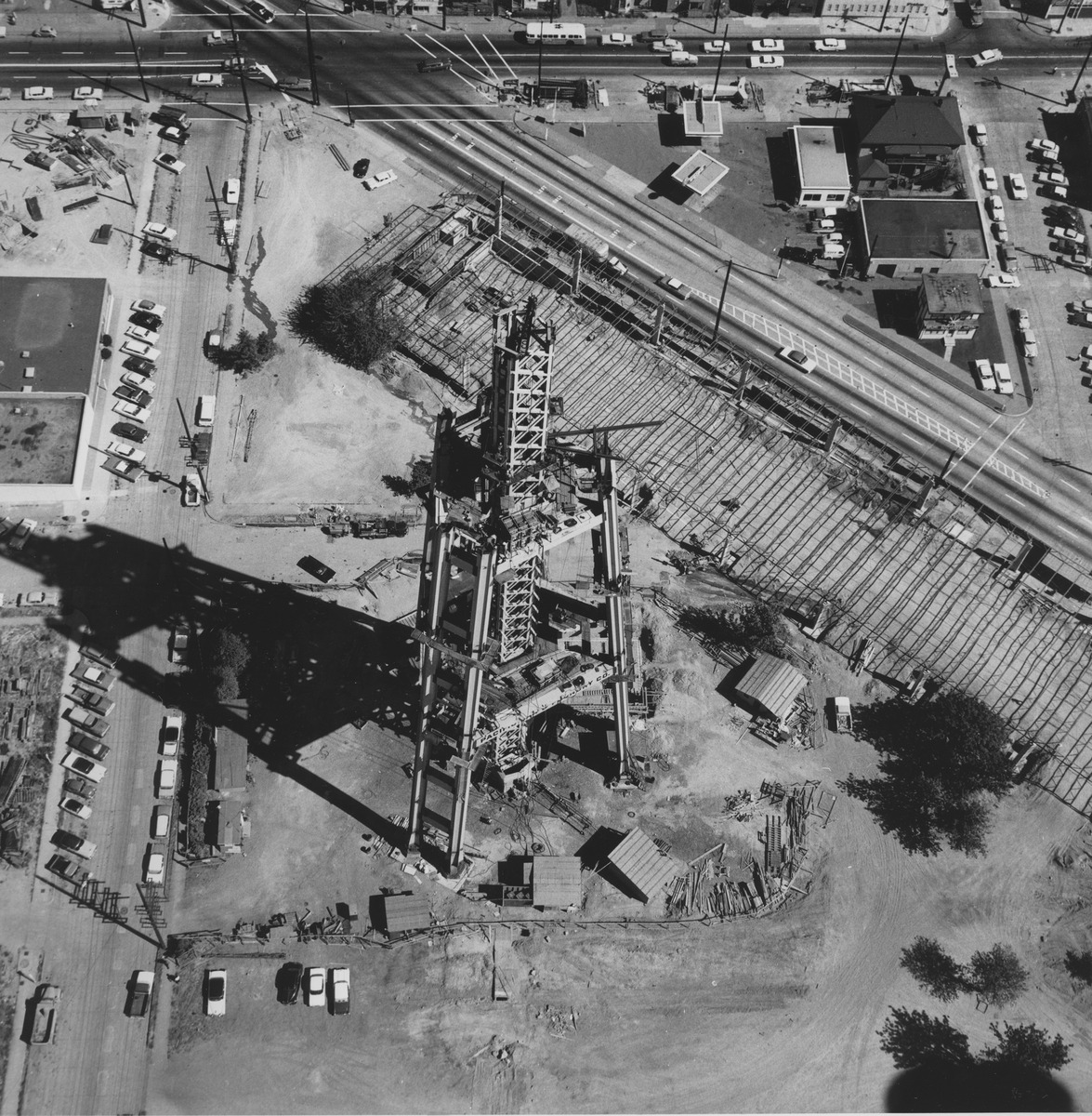 Space Needle 1961 年建造期航拍：三脚混凝土基础与中央塔吊
