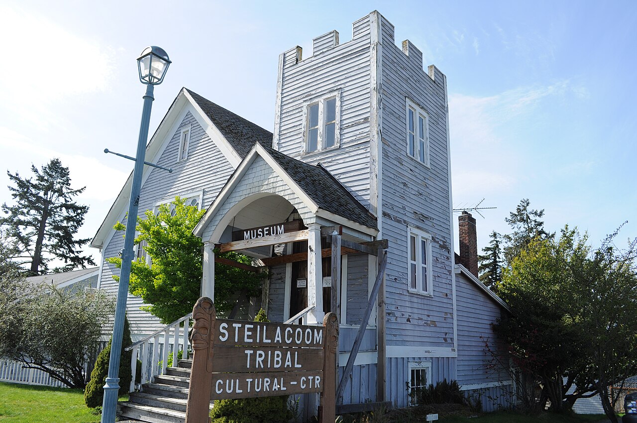 Steilacoom Tribal Cultural Center 在 1515 Lafayette Street，1903 Oberlin Congregational Church 木结构