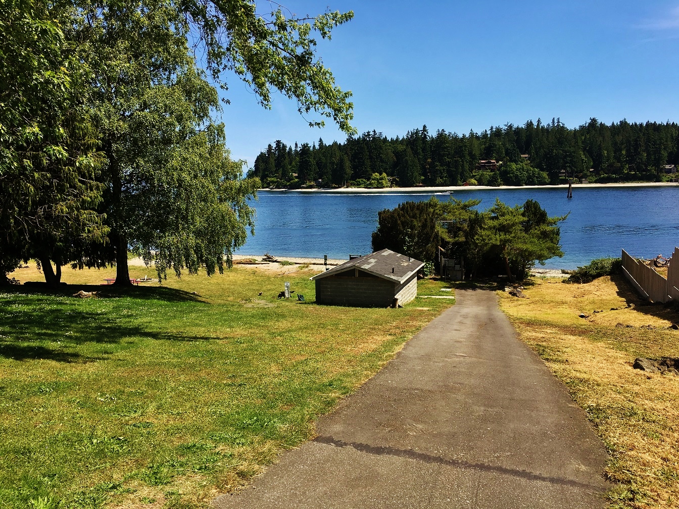 Old Man House Park 临海一英亩，Agate Passage 与 Bainbridge Island 在远处