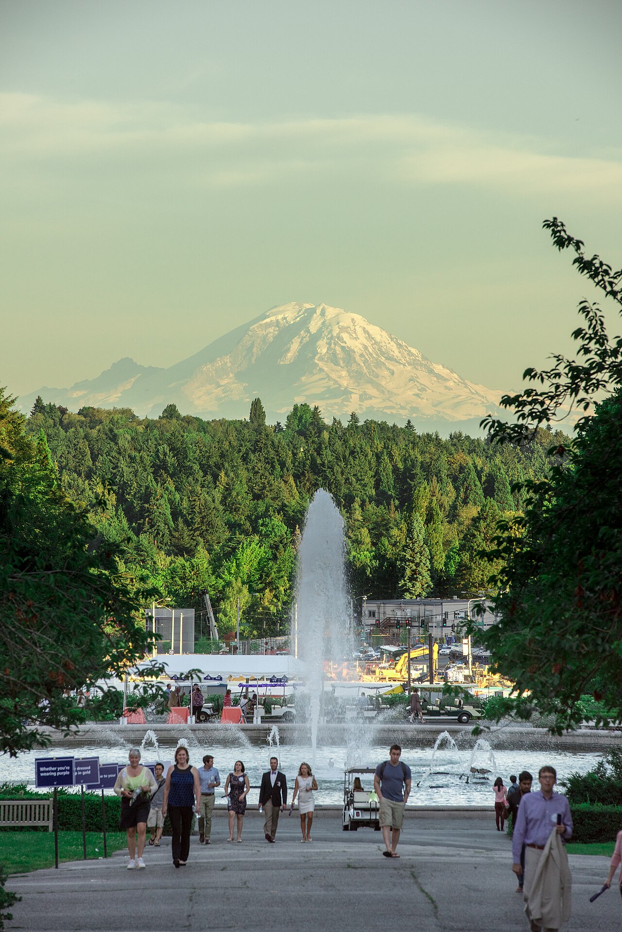 Drumheller Fountain 圆池前景，背后是 Rainier Vista 中央草坪和南端远处的 Mount Rainier 山顶