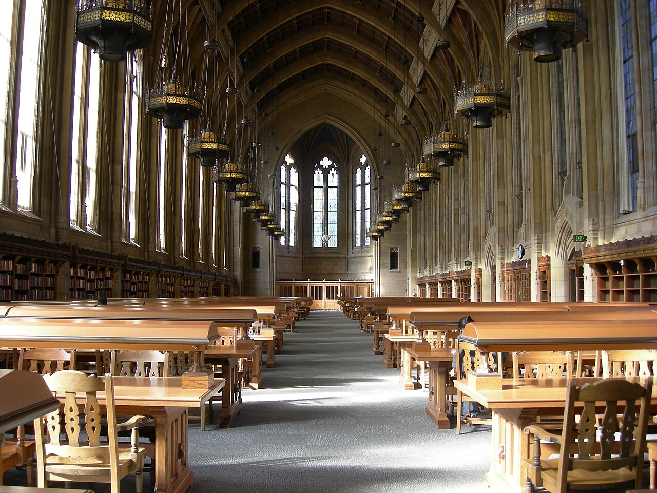 Suzzallo Library Graduate Reading Room 阅览室内景：拱顶肋木、两侧高大尖券彩色玻璃窗、长条橡木阅读桌、Gothic 吊灯