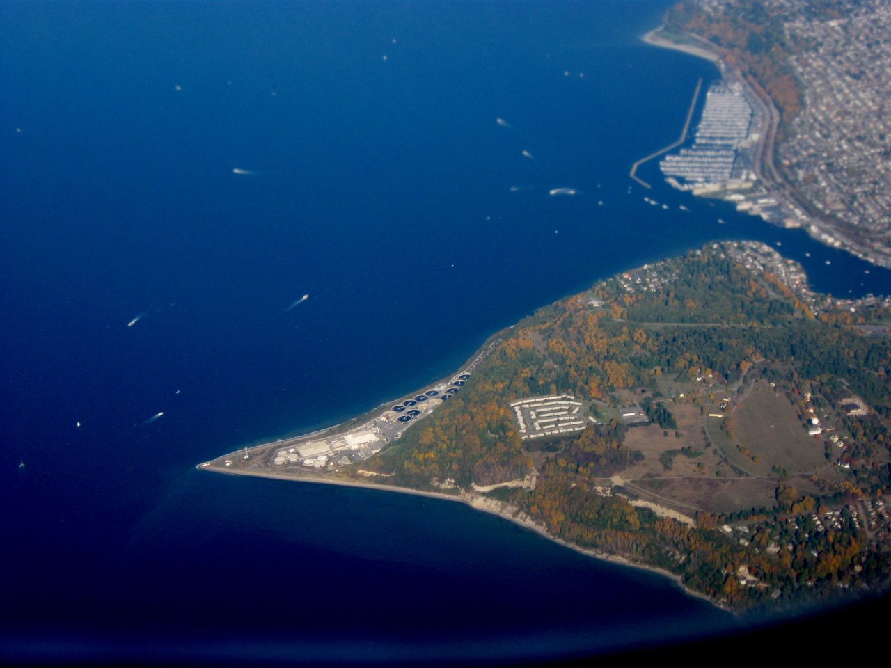 从空中看 West Point 沙咀全貌，灯塔在岬角顶端、厂区占据北侧