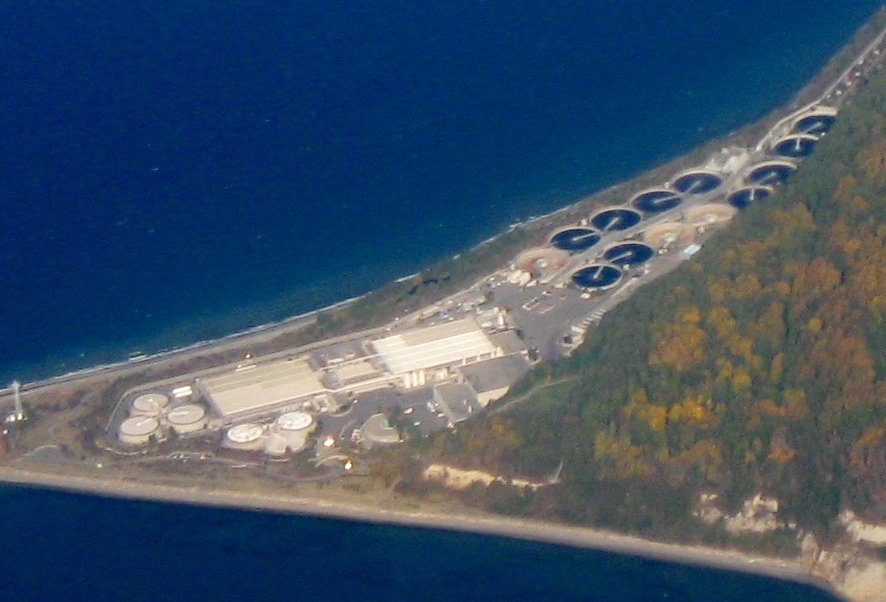 West Point Treatment Plant 紧贴 Discovery Park 西端的沙咀北侧