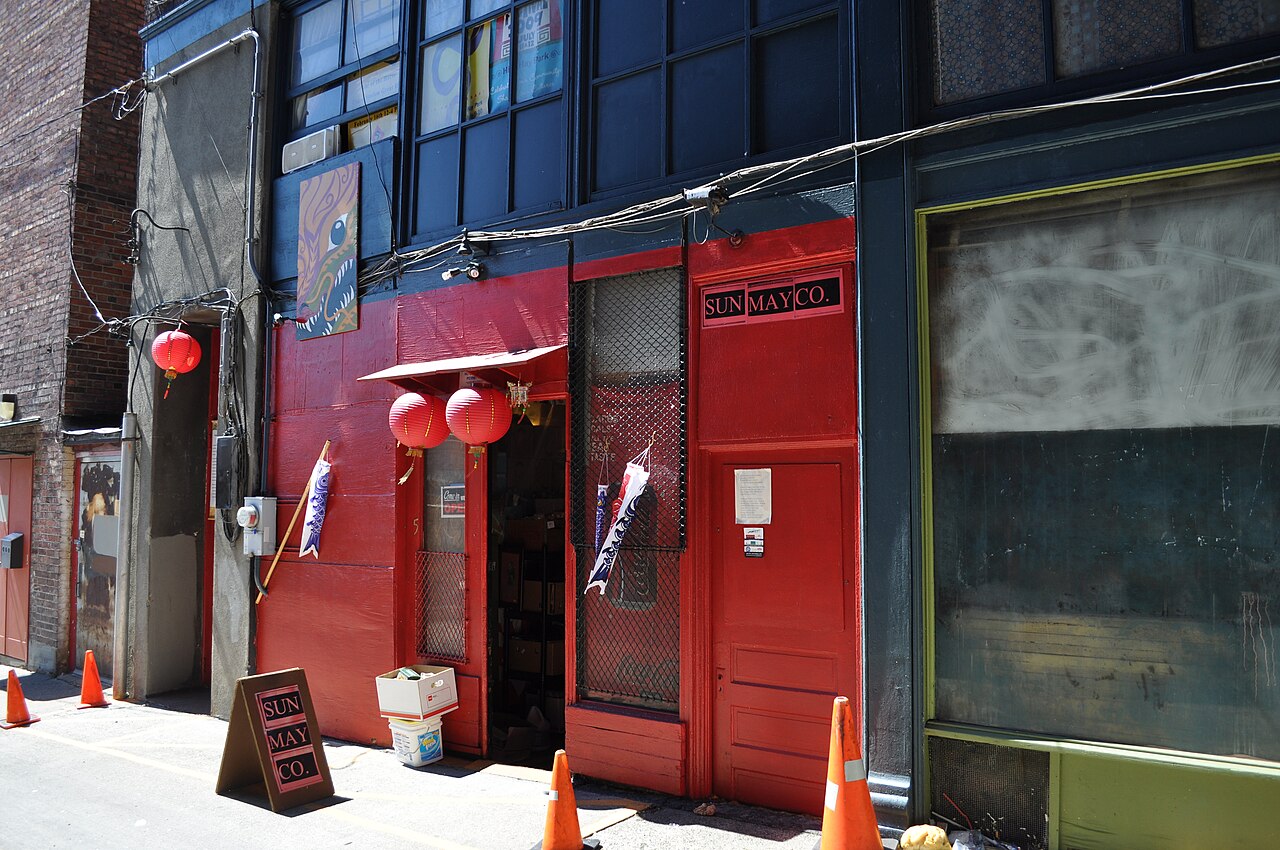 Canton Alley 西侧 1 Canton Alley 门洞：West Kong Yick Building 沿巷子的家庭公寓入口之一