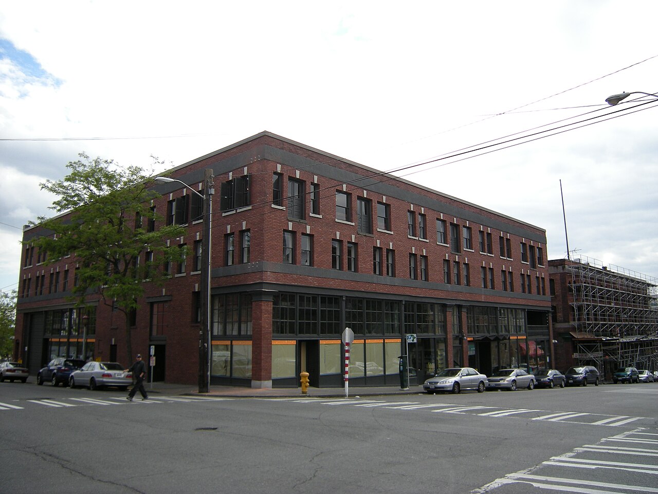 East Kong Yick Building 沿 South King Street 立面：四层红砖、底层店铺玻璃门、上层均匀小窗