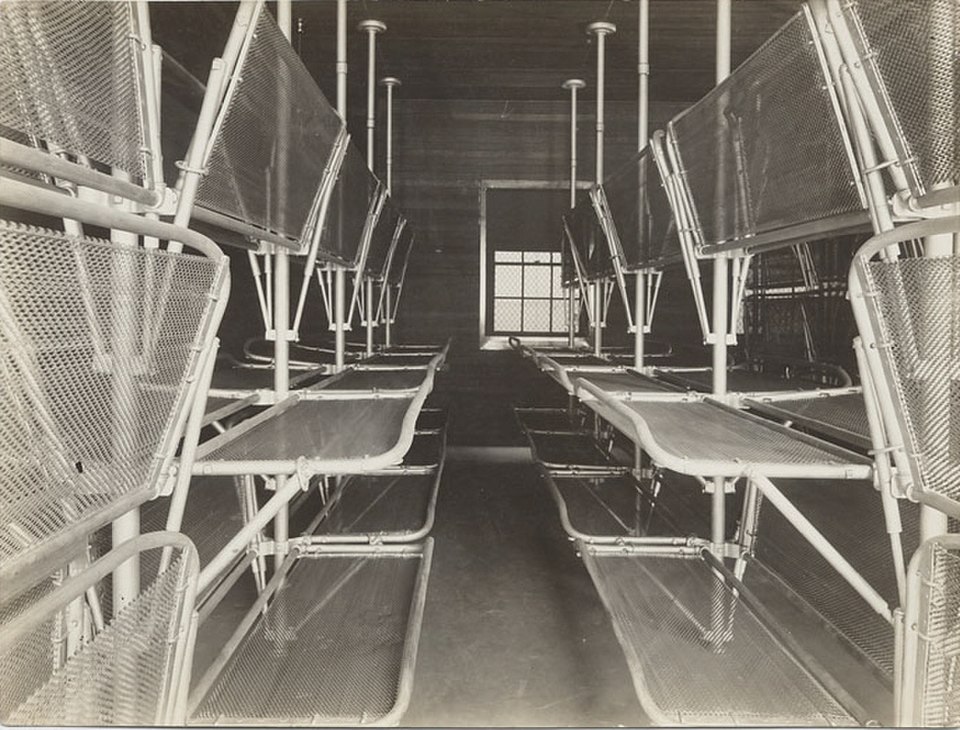 历史照片：Barracks 内的 dormitory