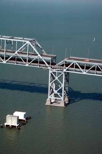 1989 年 Loma Prieta 地震 Bay Bridge 东段坍塌