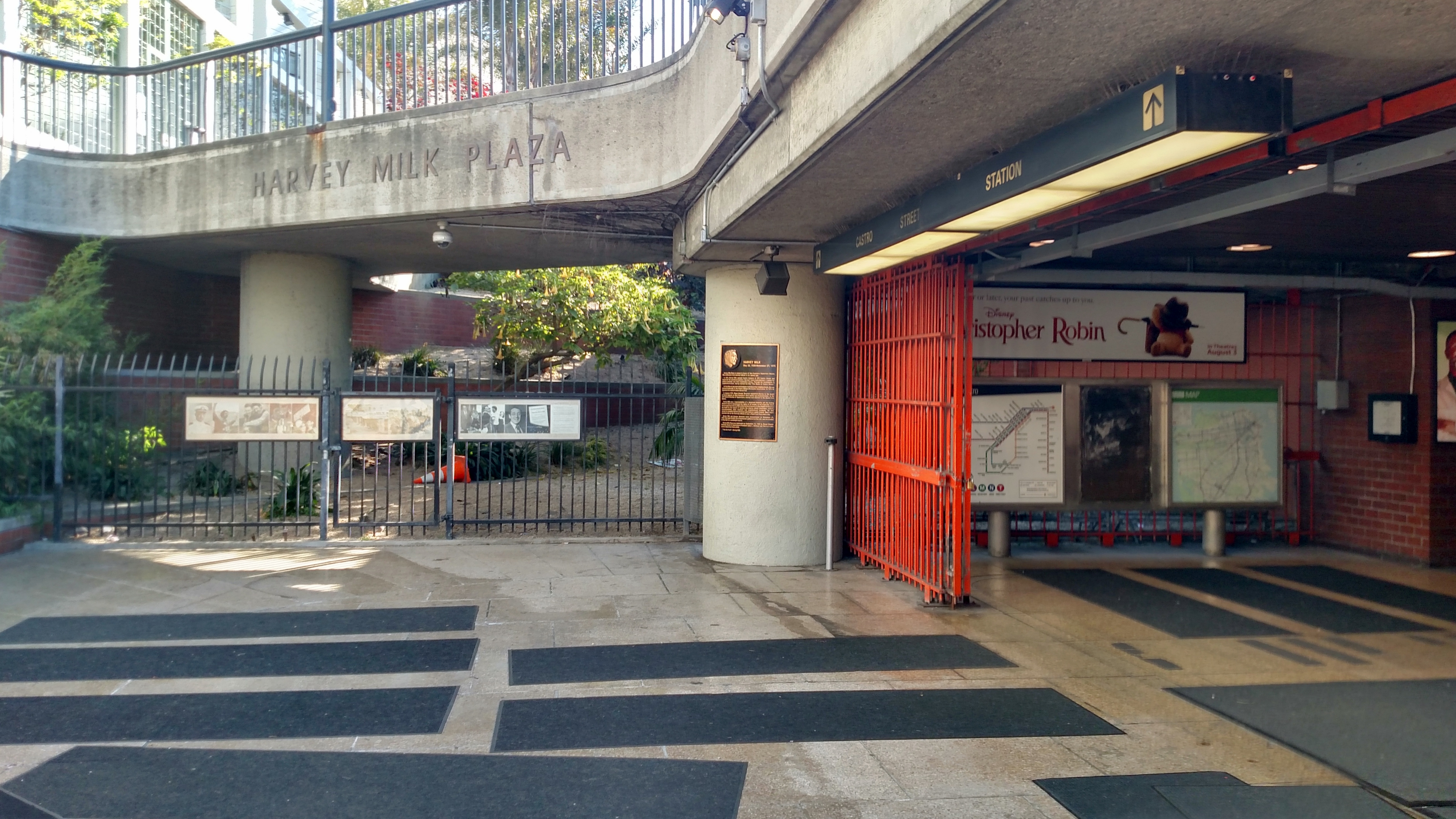 Harvey Milk Plaza 入口标识