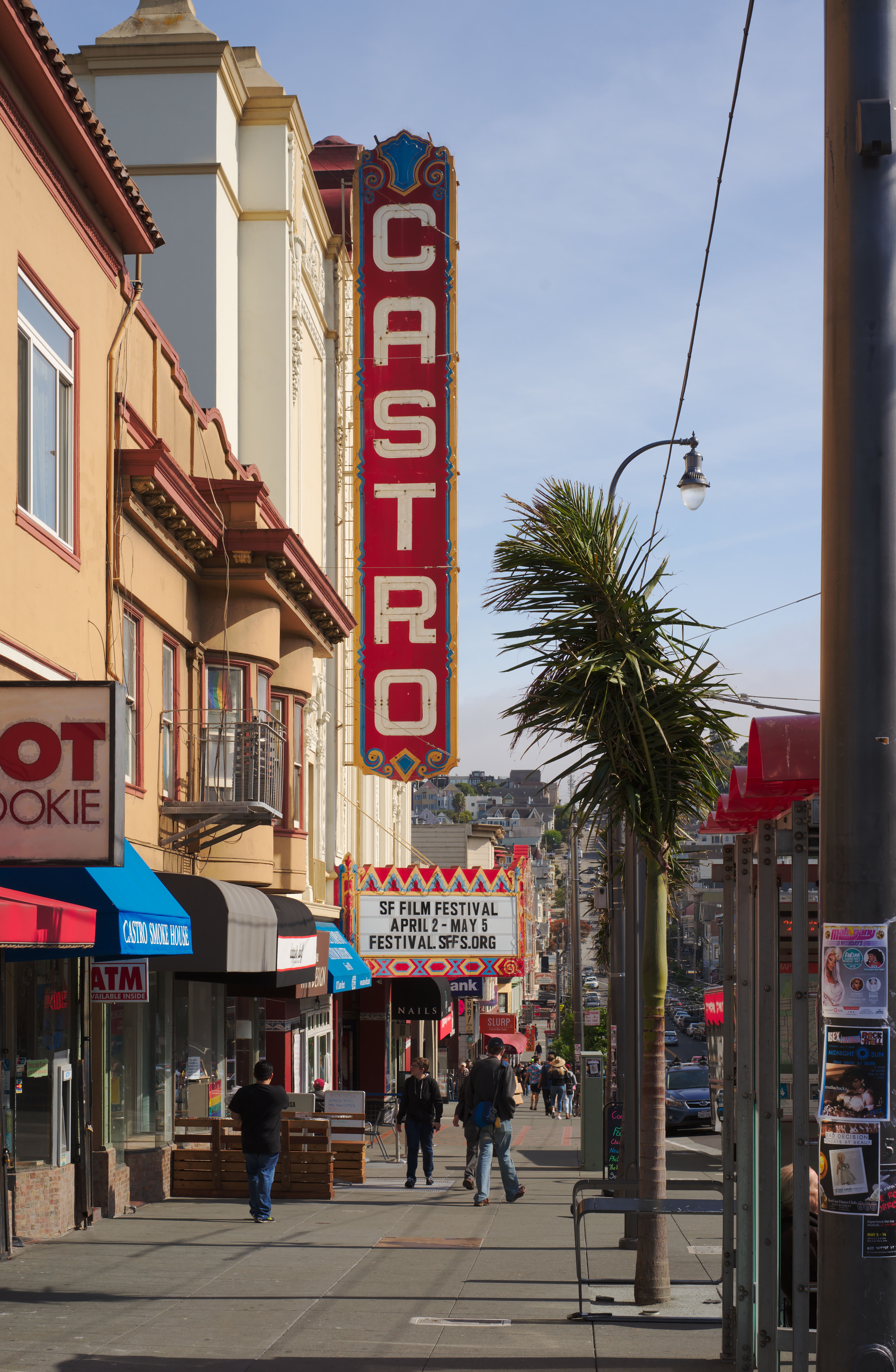 Castro Theatre 外立面，从 Castro Street 人行道看