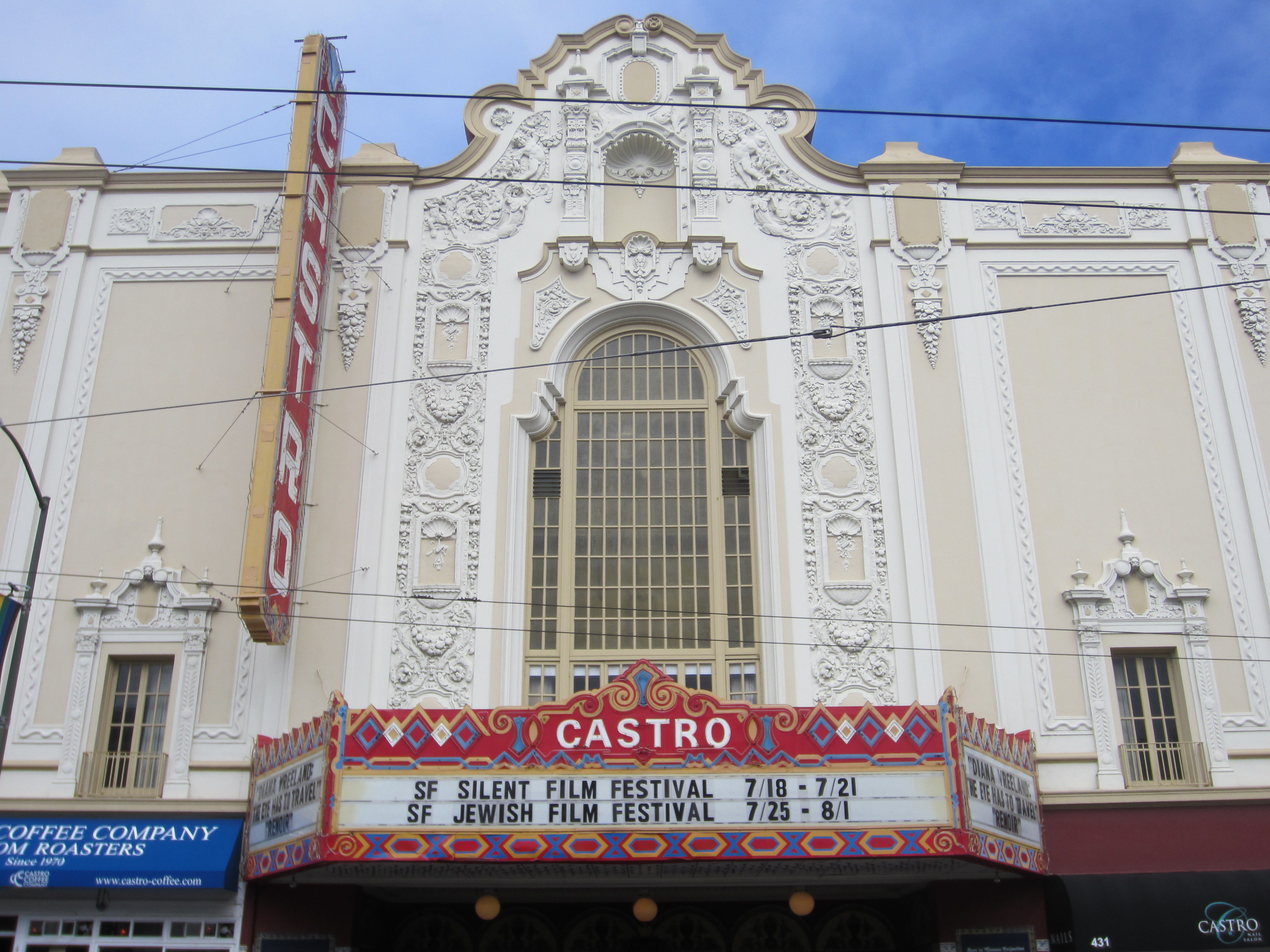 Castro Theatre 在 Castro 街区的街景