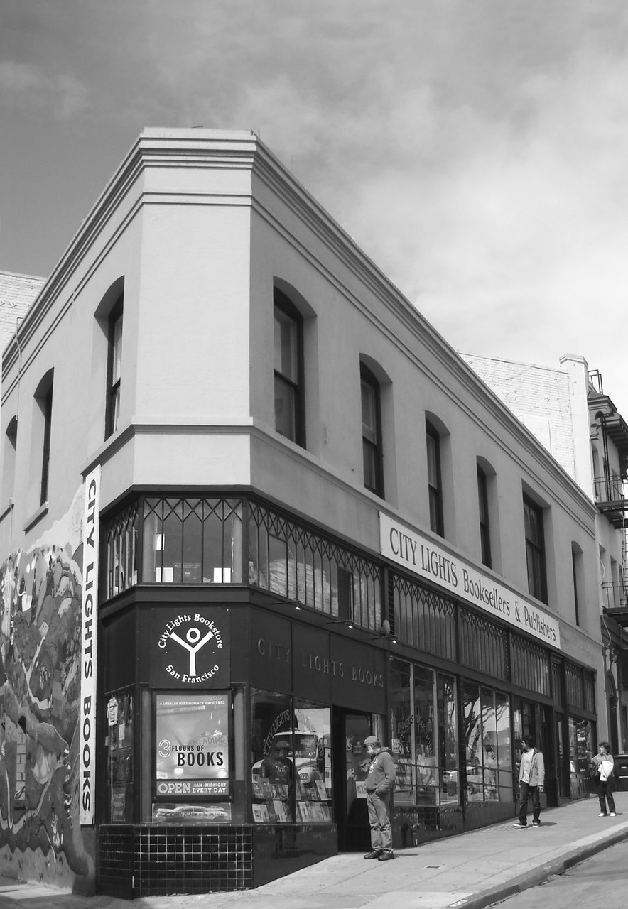 City Lights 三角形建筑，从 Jack Kerouac Alley 看过去