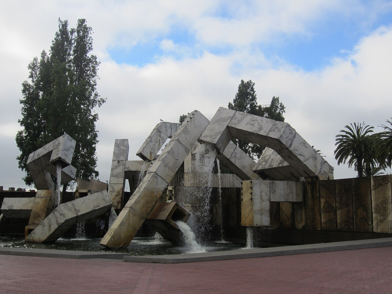 Vaillancourt Fountain 与 Embarcadero Plaza