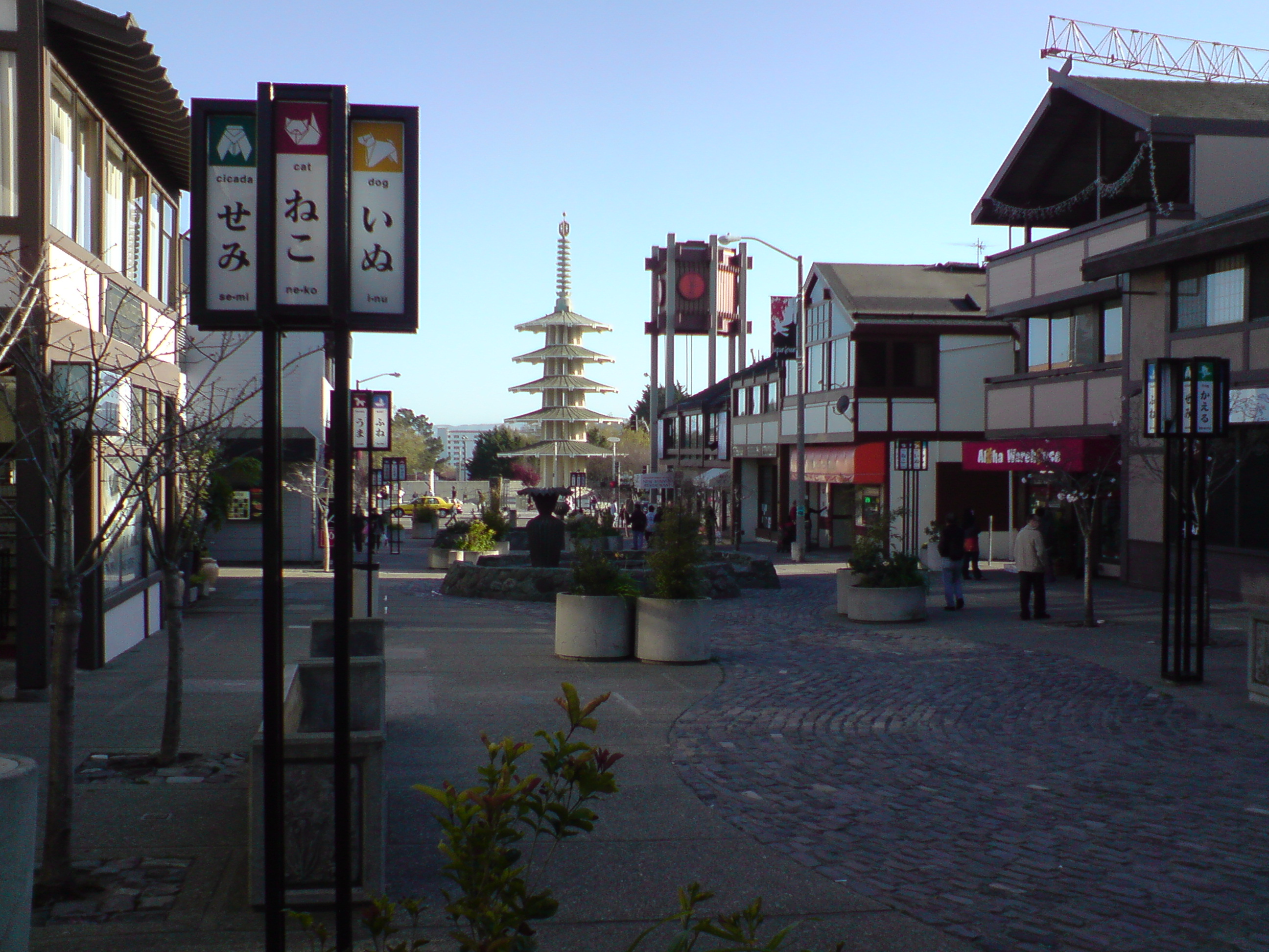 Buchanan Mall 蛇形步道望向 Peace Pagoda