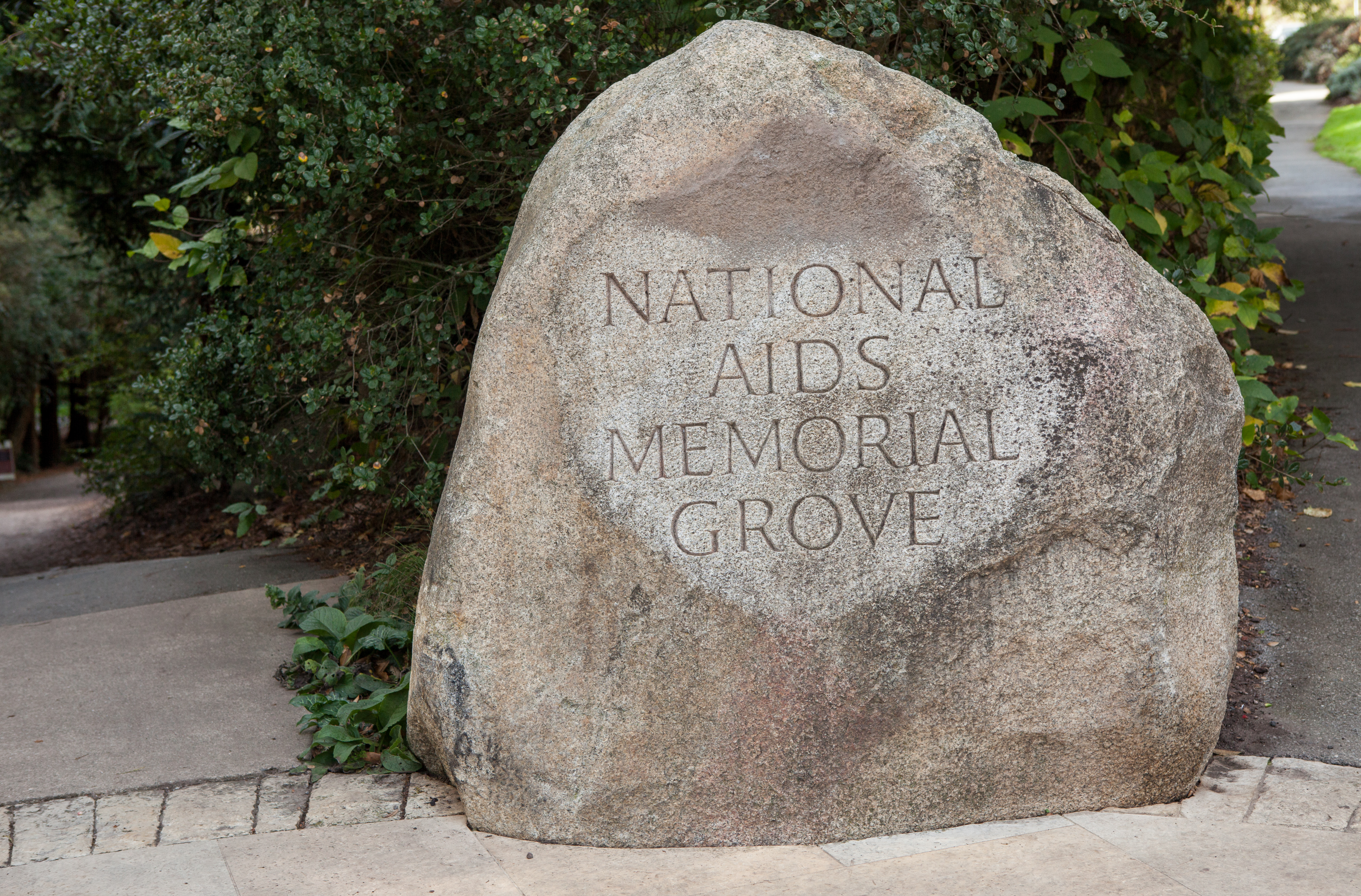 Grove 入口刻名石