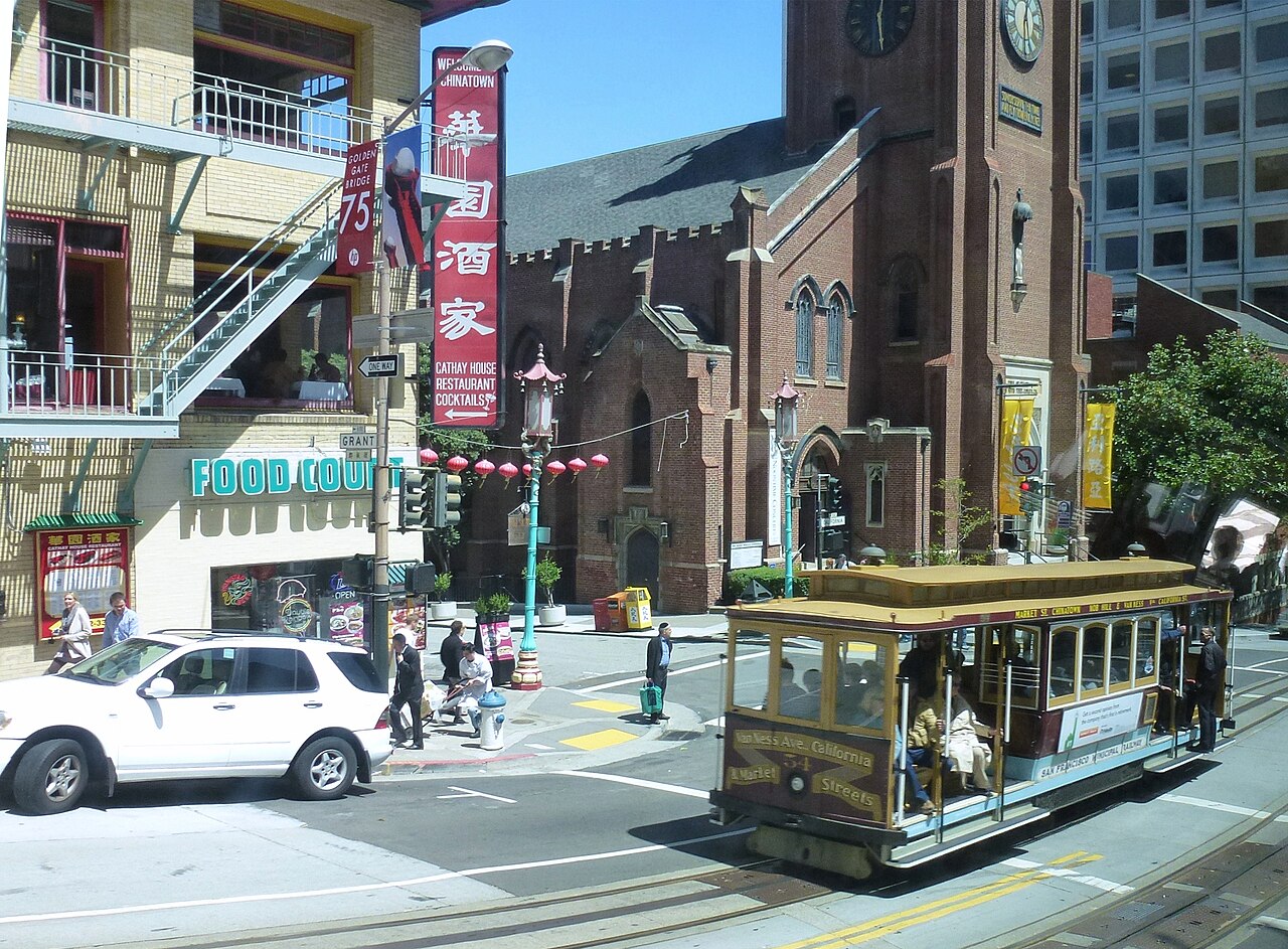 Old Saint Mary's 前的加州街 cable car