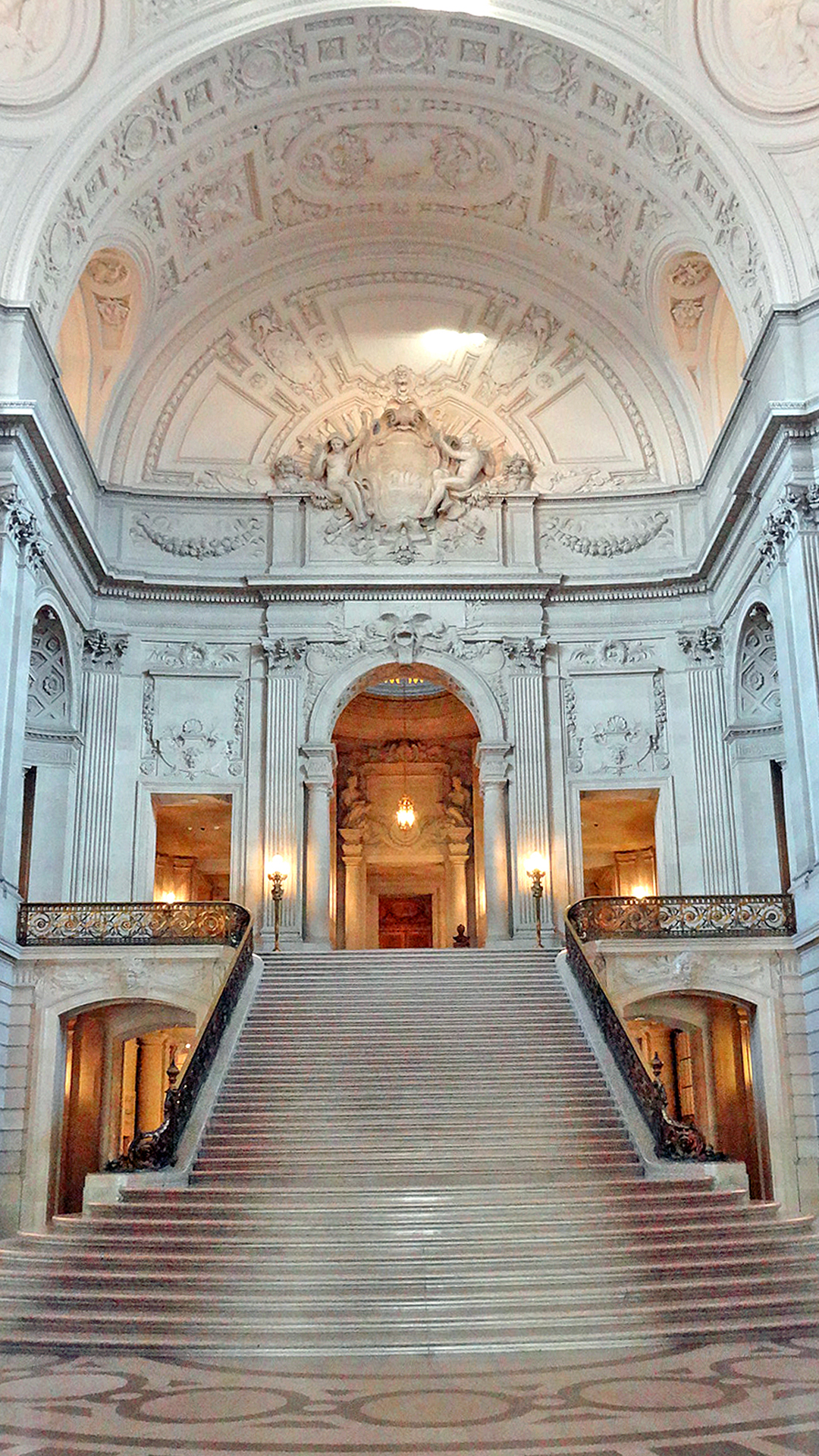市政厅 rotunda 内部穹顶