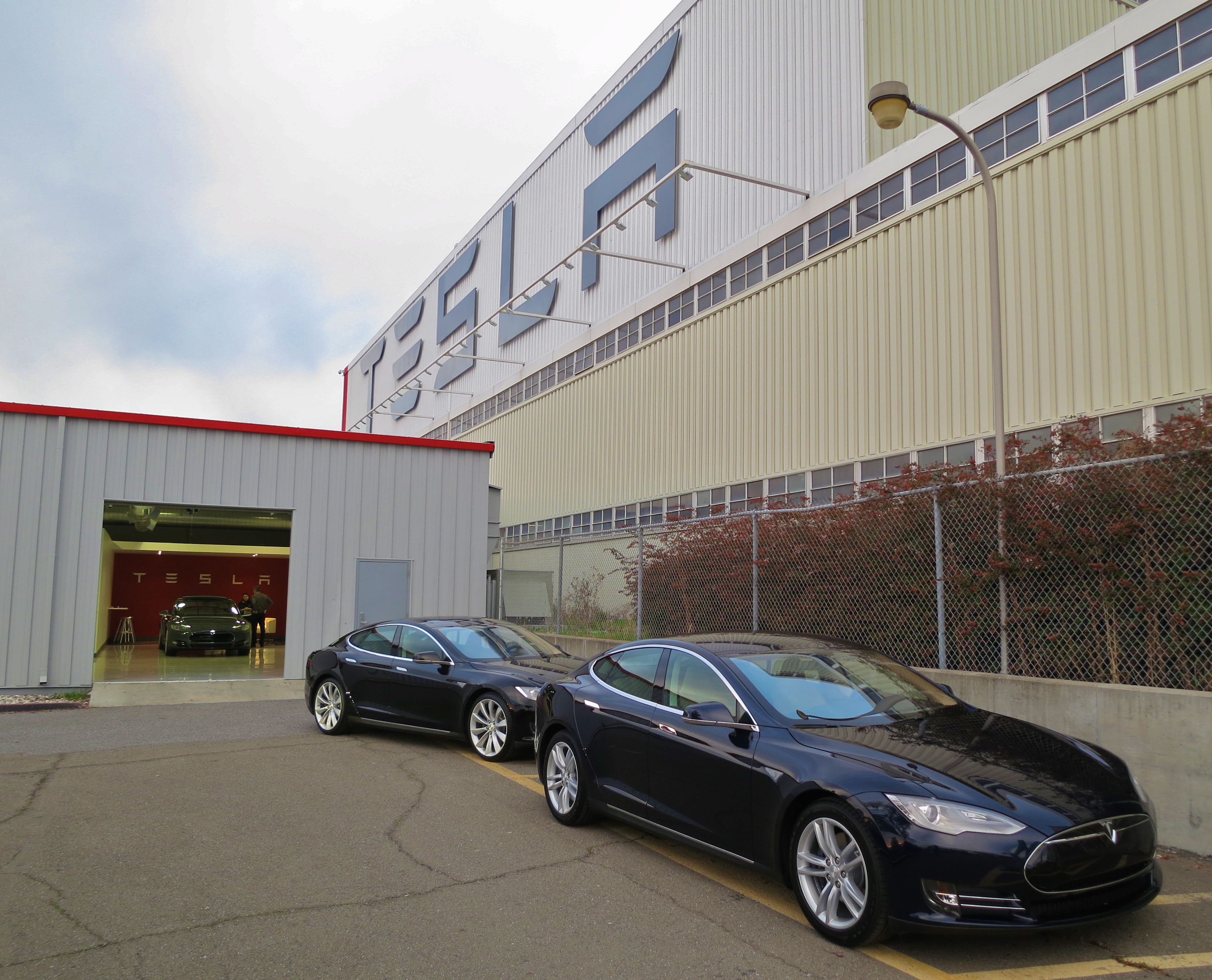 Fremont 工厂前停放的新 Tesla 汽车