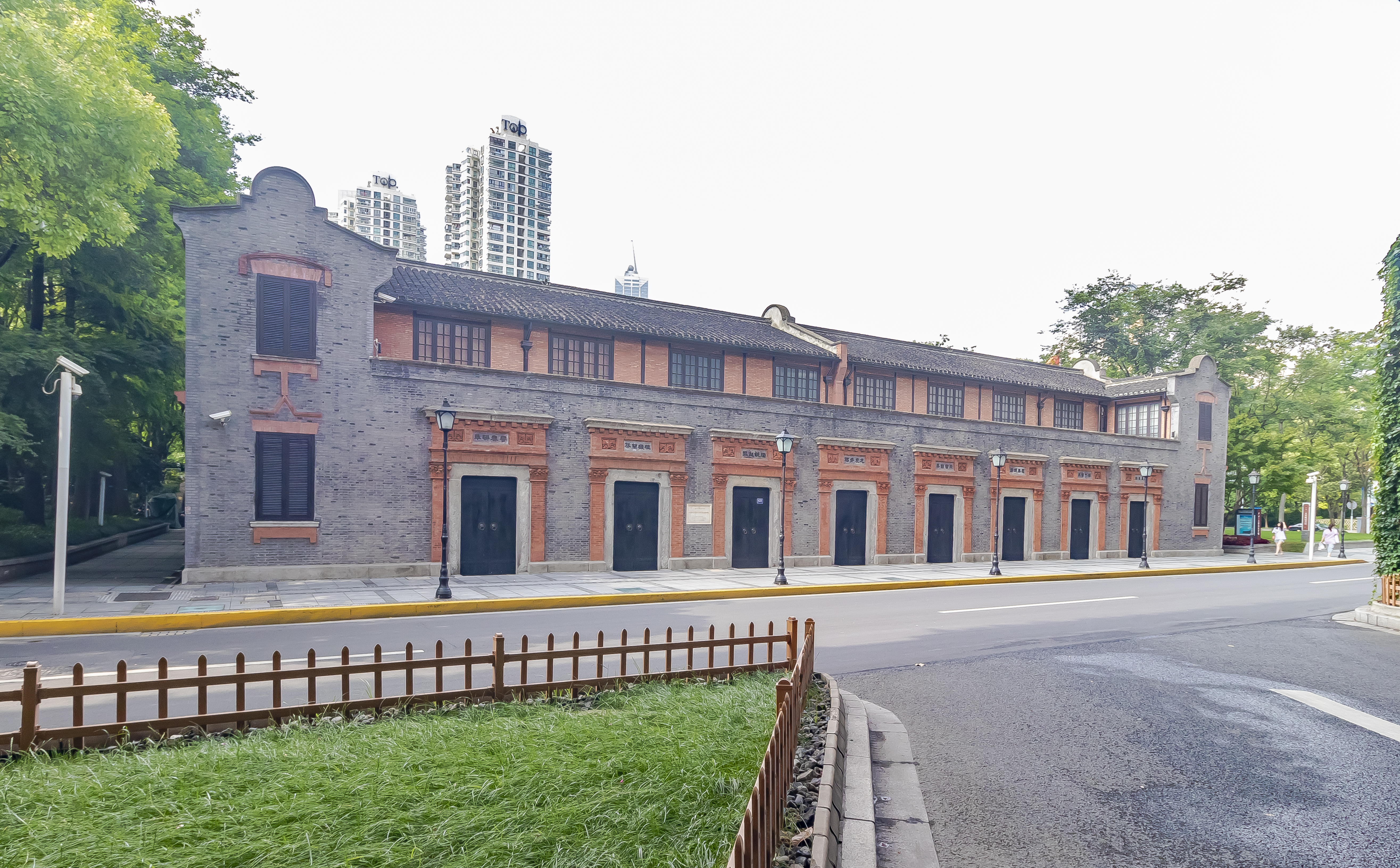 二大会址建筑外观，灰色清水砖墙石库门里弄住宅