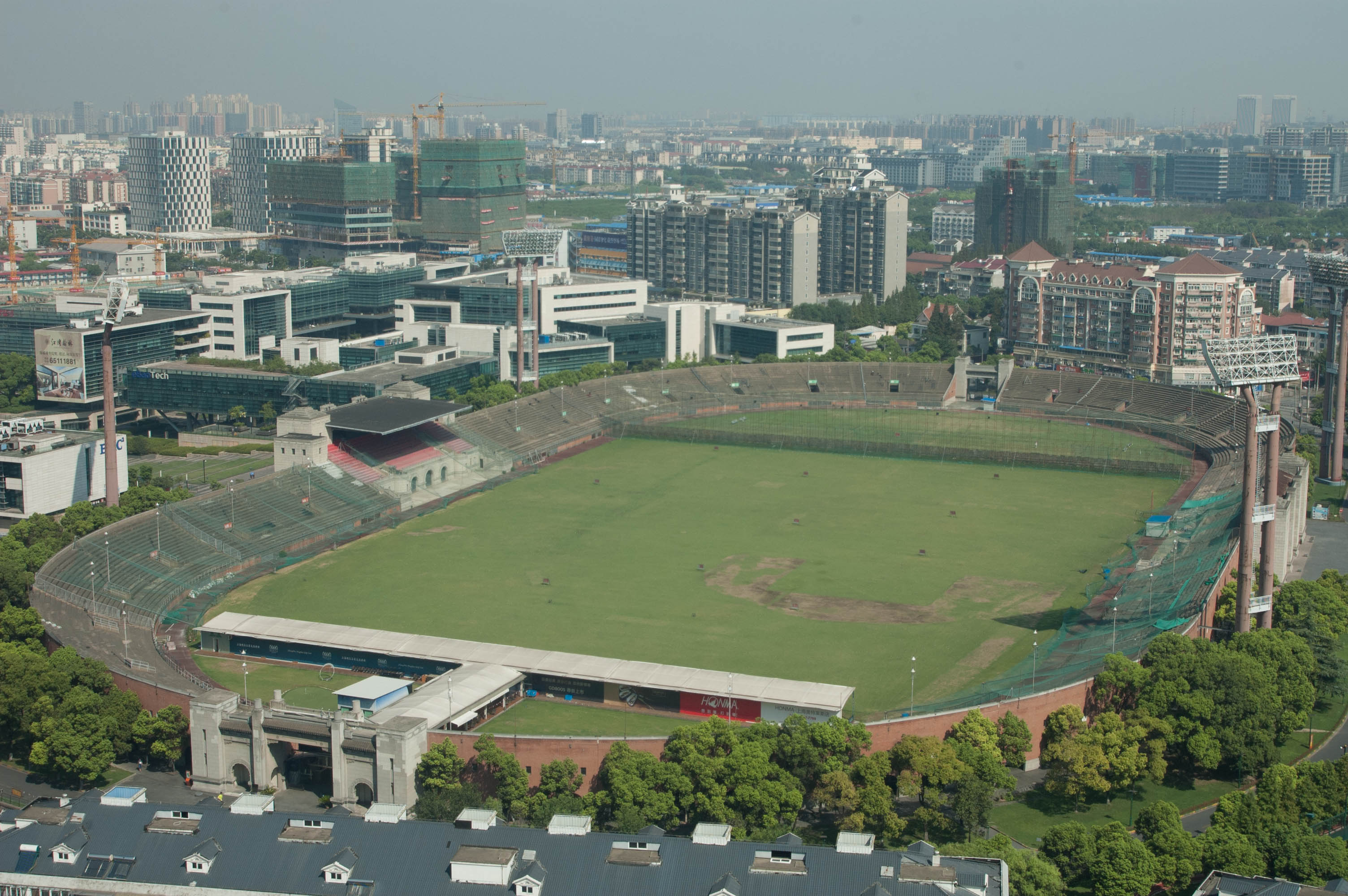 江湾体育场正门外景，拱券门洞和中式屋顶融为一体的建筑风格