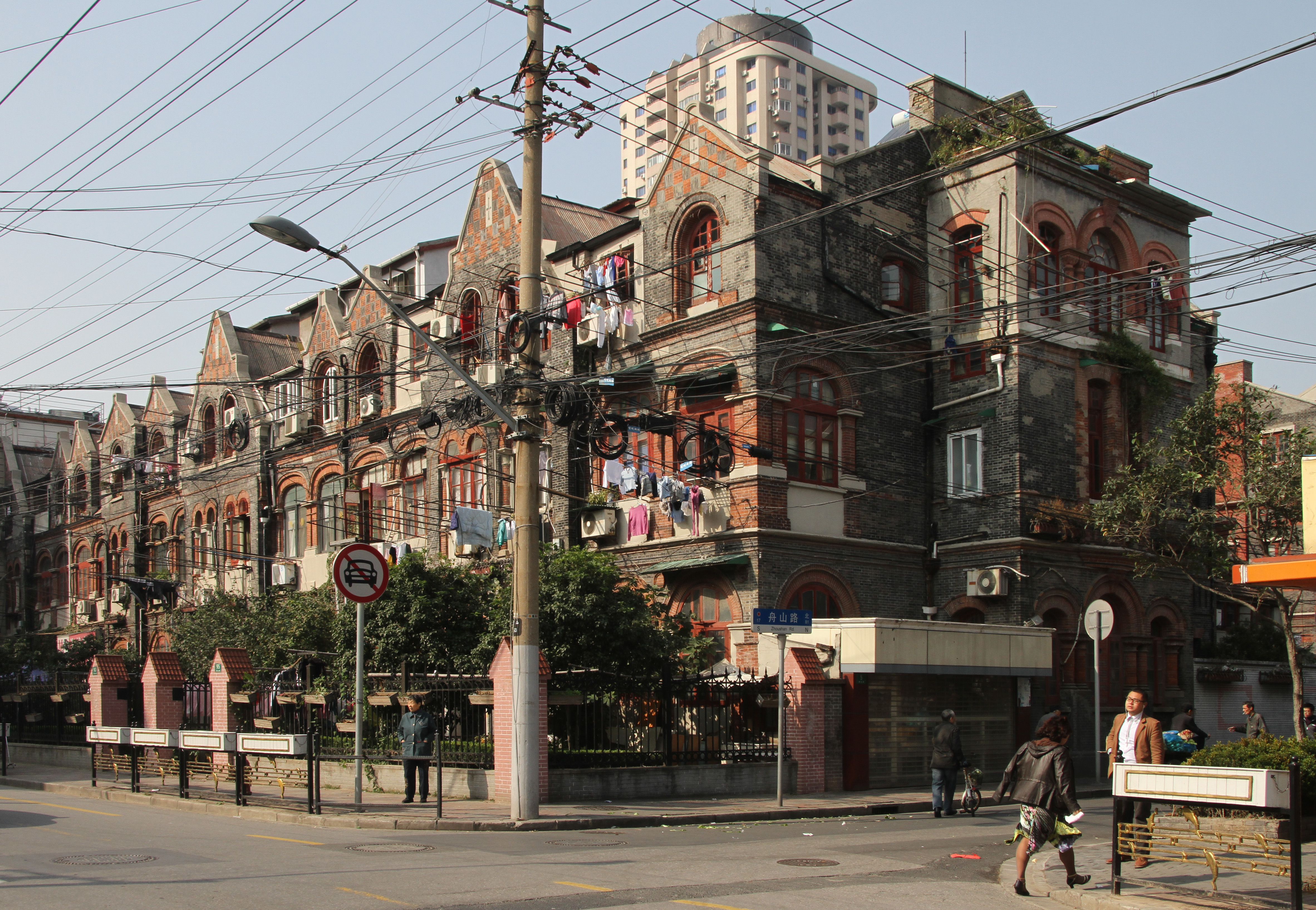 舟山路联排住宅街区，密集的老建筑保留了难民居住时期的街道肌理