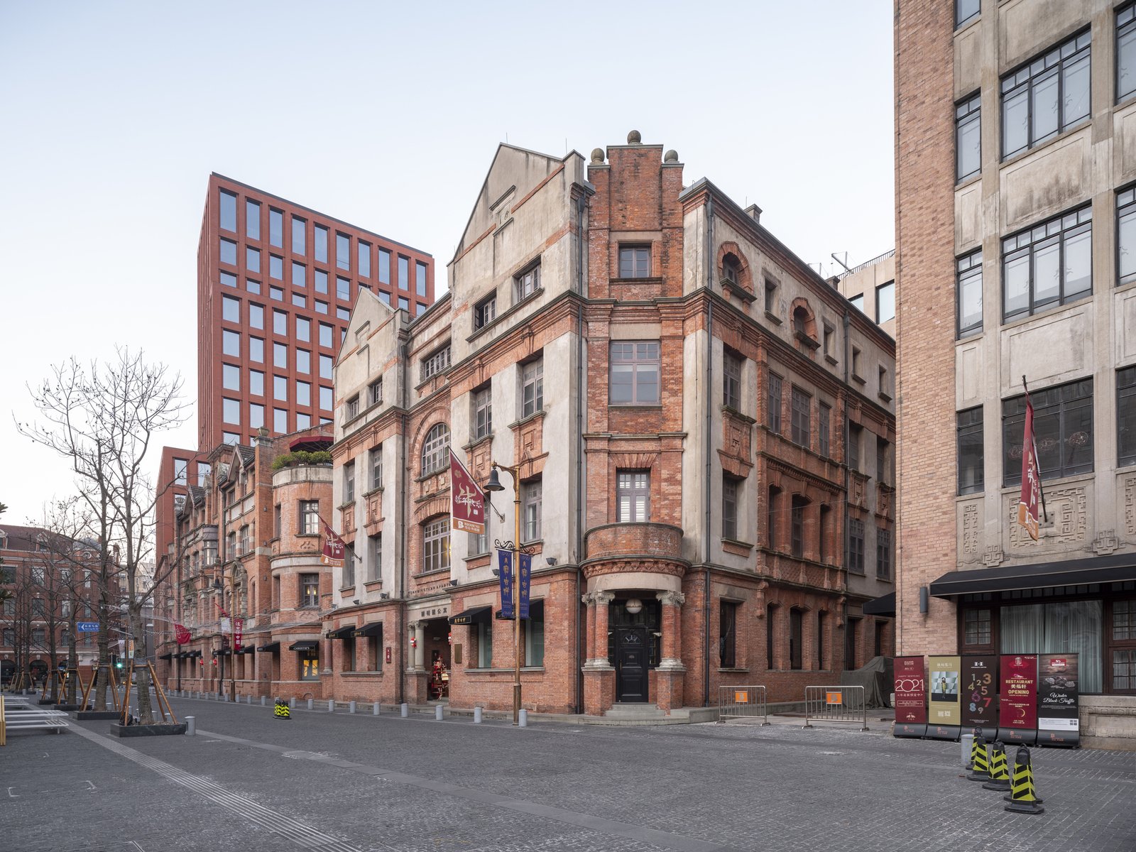 圆明园路两侧的历史建筑群，街道宽度约12米