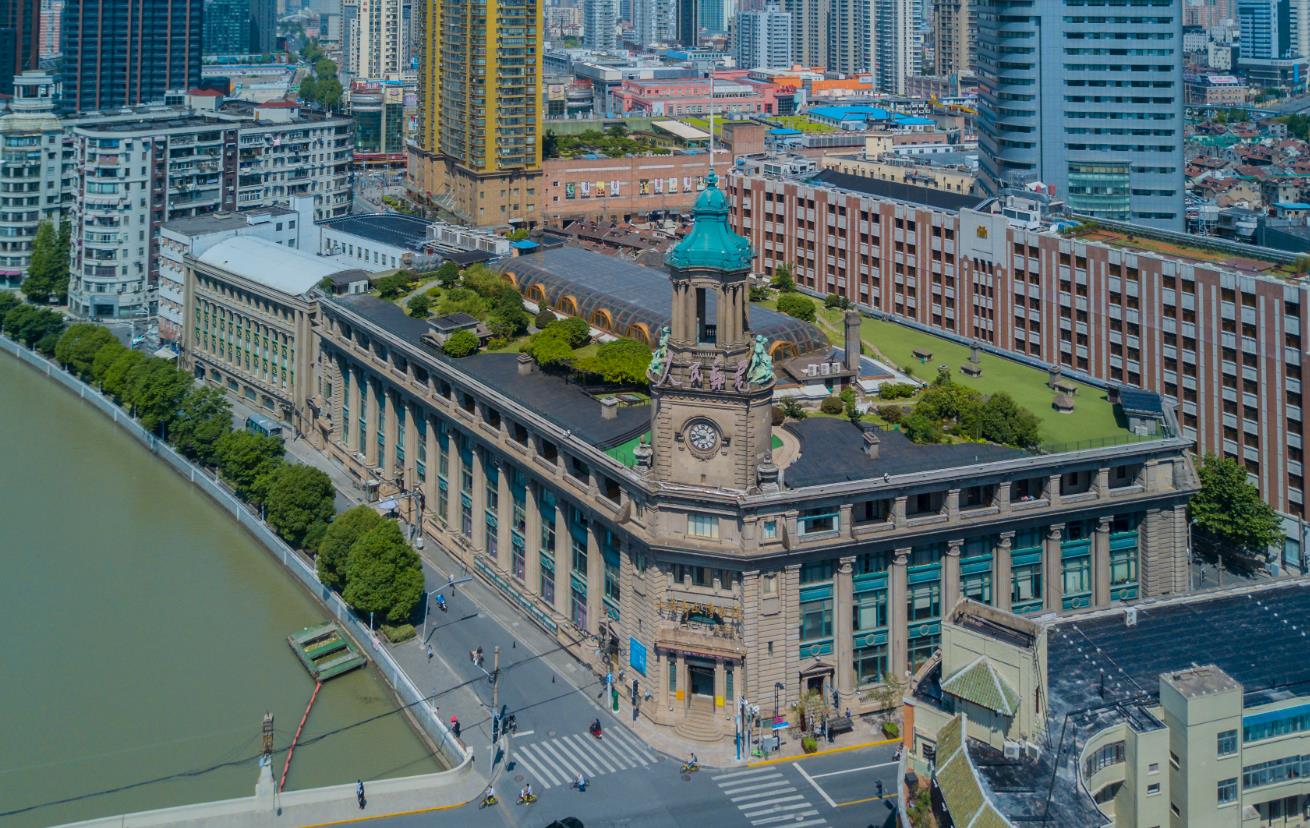 邮政总局大楼中庭的大清邮政马车模型和邮车