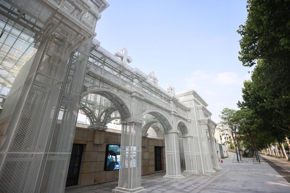 十六铺旅游码头"时空之门"门头，金属网格构筑的石库门造型