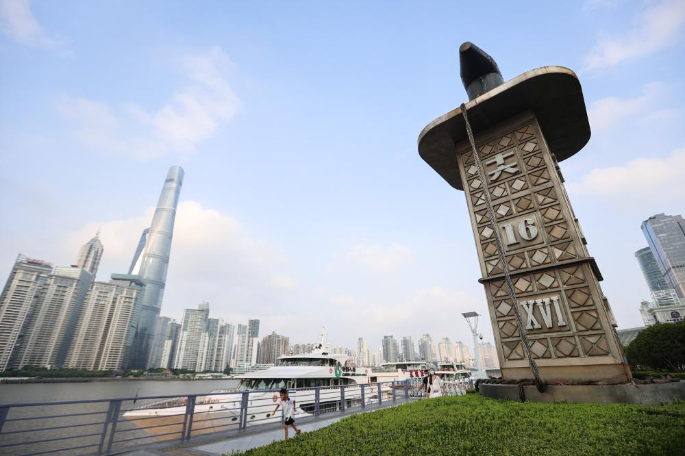 今天的十六铺旅游码头，游船停靠在改造后的码头边
